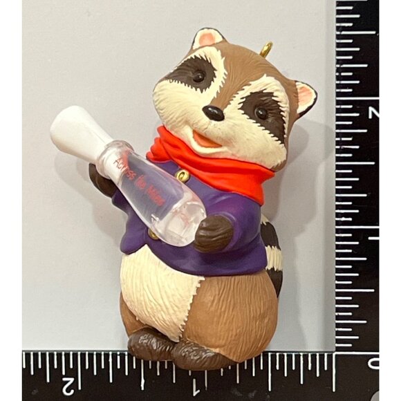 1994 HALLMARK KEEPSAKE ORNAMENT QX565-6 ACROSS THE MILES RACOON NOTE IN BOTTLE - Picture 4 of 6